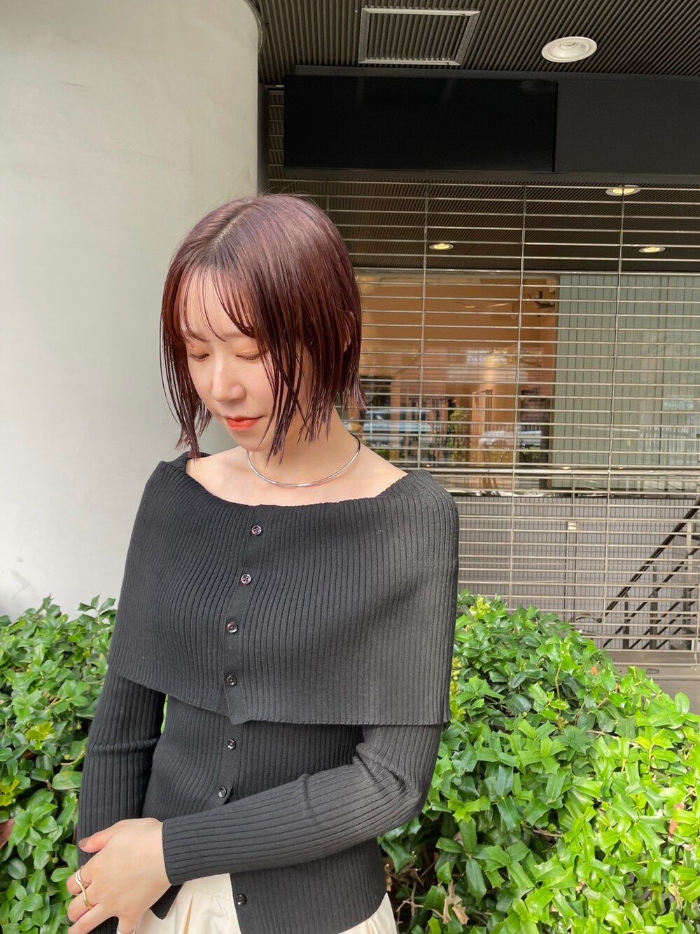 ホワイト系のスカート、ブラック系のニット/セーターを着用したレディースの冬コーディネートの7枚目の写真