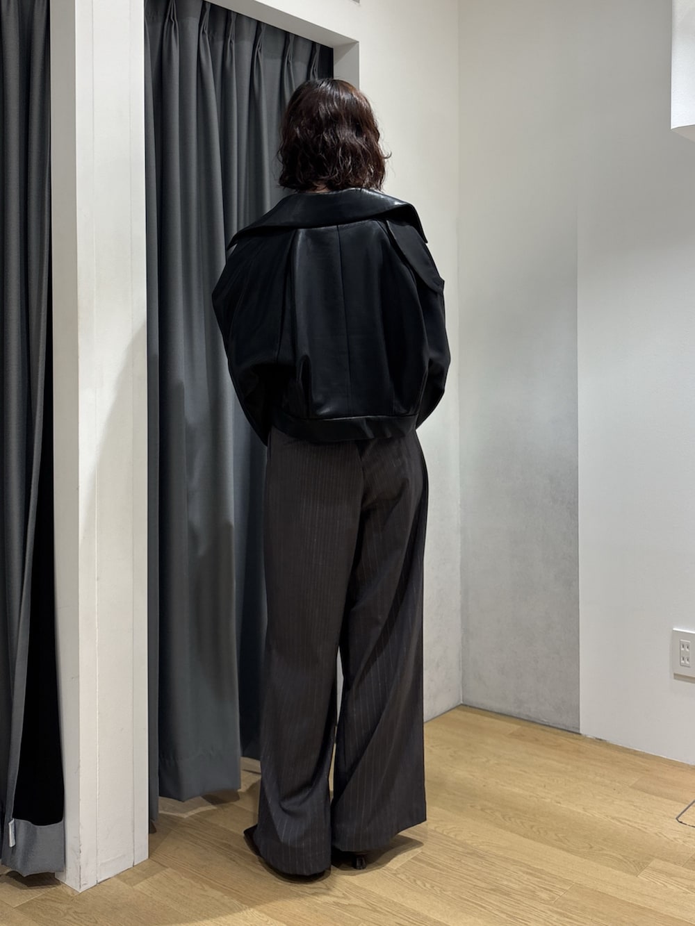 グレー系のその他パンツ、ホワイト系のニット/セーター、レッド系のハンドバッグを着用したレディースの秋コーディネートの4枚目の写真