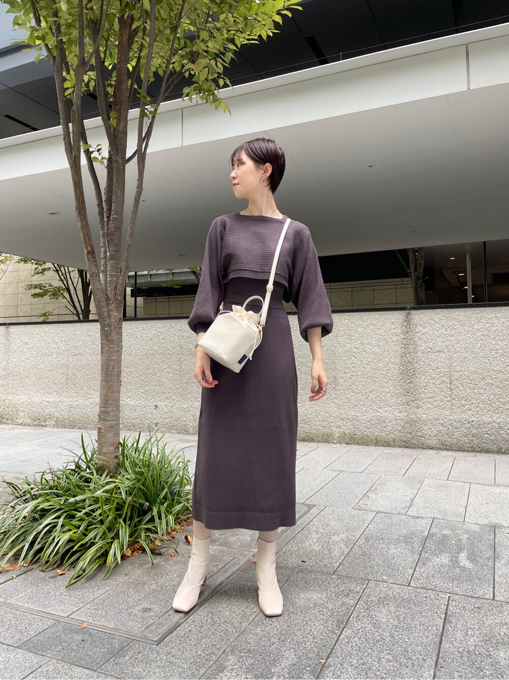 ホワイト系のその他シューズ、ホワイト系のその他アウター、グレー系のワンピースを着用したレディースの秋コーディネートの2枚目の写真