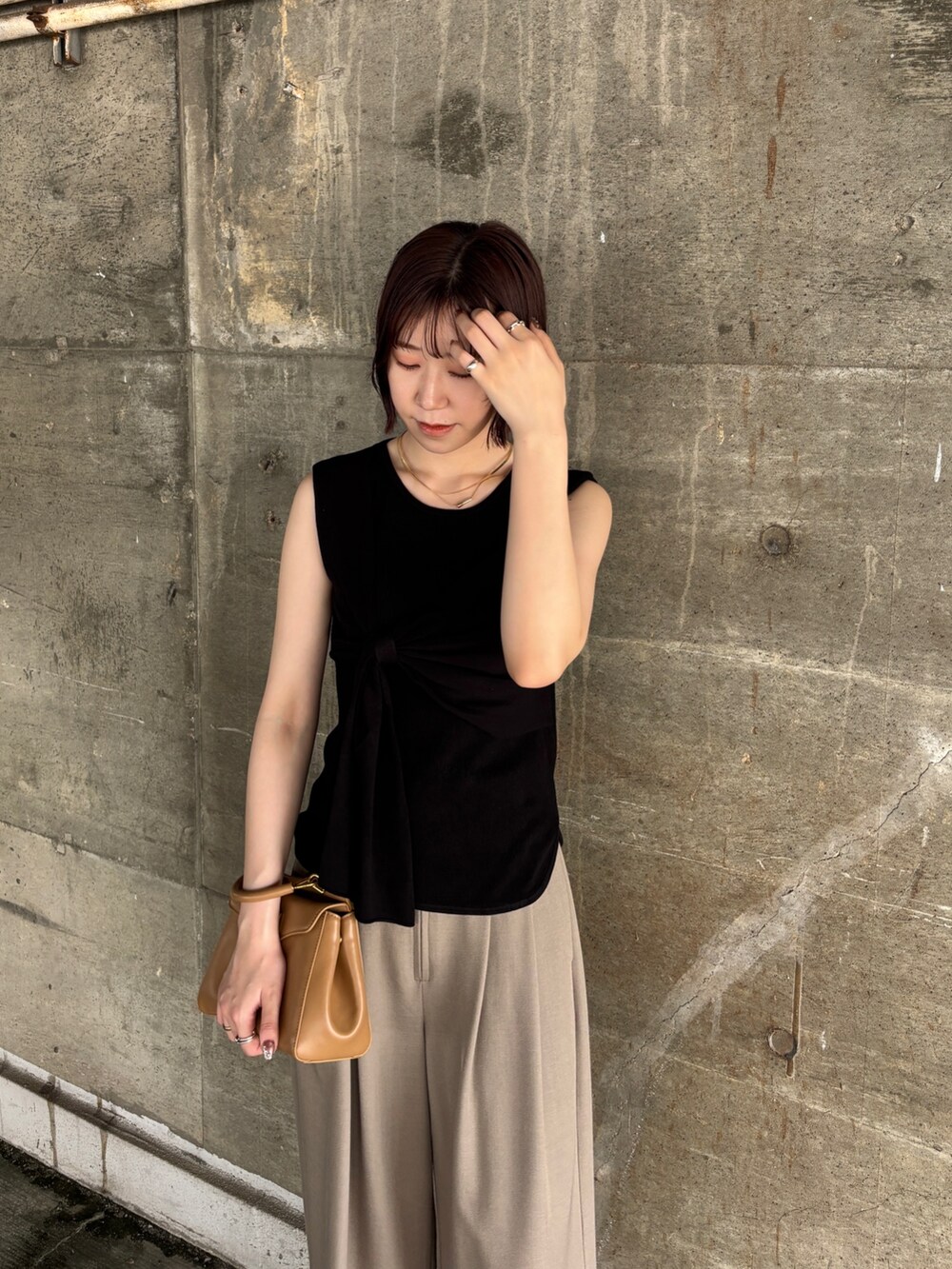 ブラウン系のその他パンツ、ブラック系のニット/セーター、ブラック系のサンダルを着用したレディースの夏コーディネートの6枚目の写真