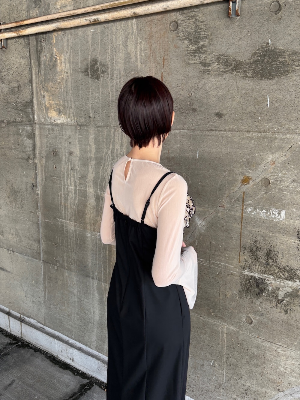「結婚式 ワンピース、結婚式コーデ、二次会ドレス、二次会コーデ、お呼ばれコーデ、お呼ばれドレス、謝恩会、同窓会コーデ、同窓会ドレス、キャミワンピース、シアートップス、ブラックコーデ、ワンピースコーデ、春コーデ」｜「LAGUNAMOONのLADYコサージュキャミワンピース（ドレス、ブラック系）」を使った、MASAKI KISEさん（レディース・168cm）の春コーディネートの6枚目の写真