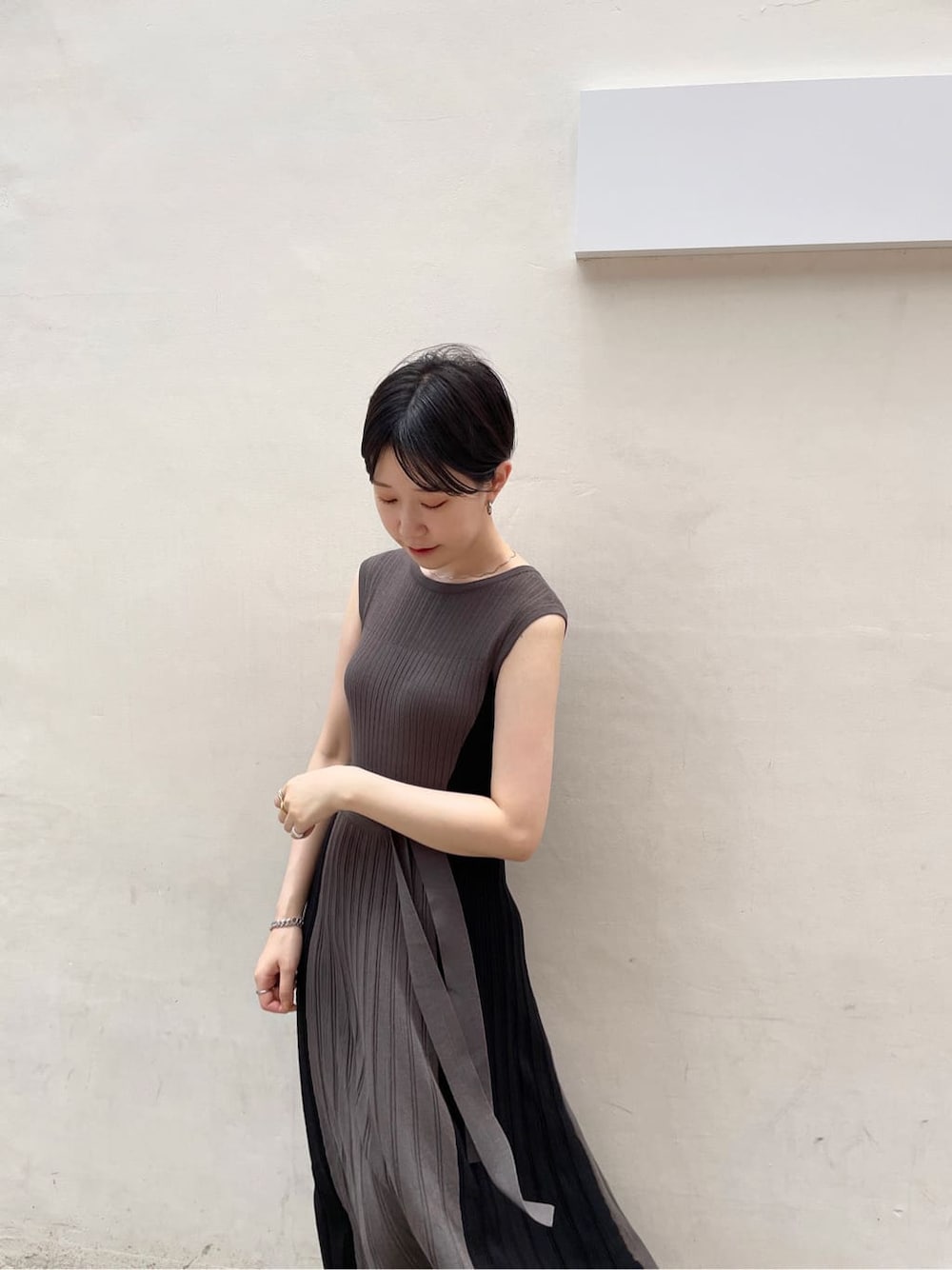 その他のサンダル、グレー系のワンピース、シルバー系のネックレスを着用したレディースの夏コーディネートの5枚目の写真