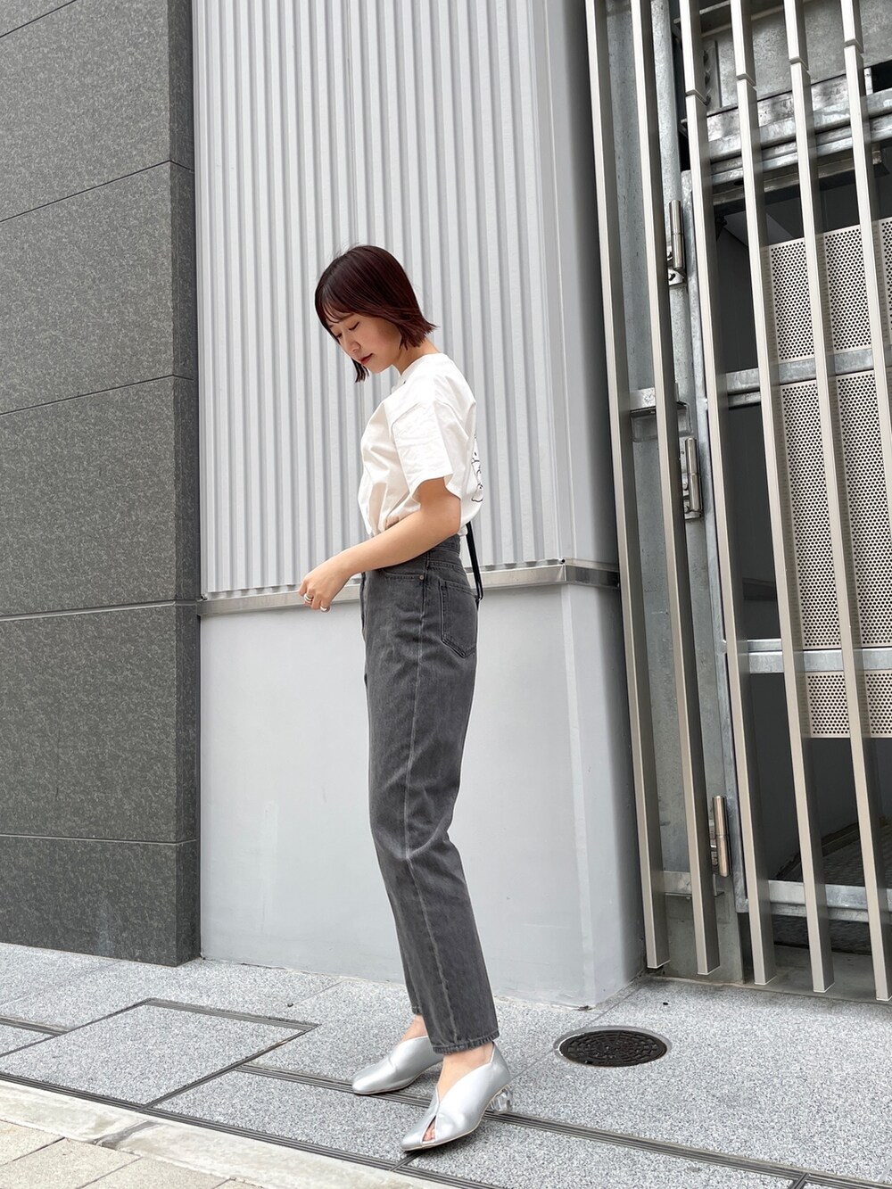 ホワイト系のTシャツ/カットソー、ベージュ系のテーラードジャケット、シルバー系のパンプスを着用したレディースの春コーディネートの5枚目の写真