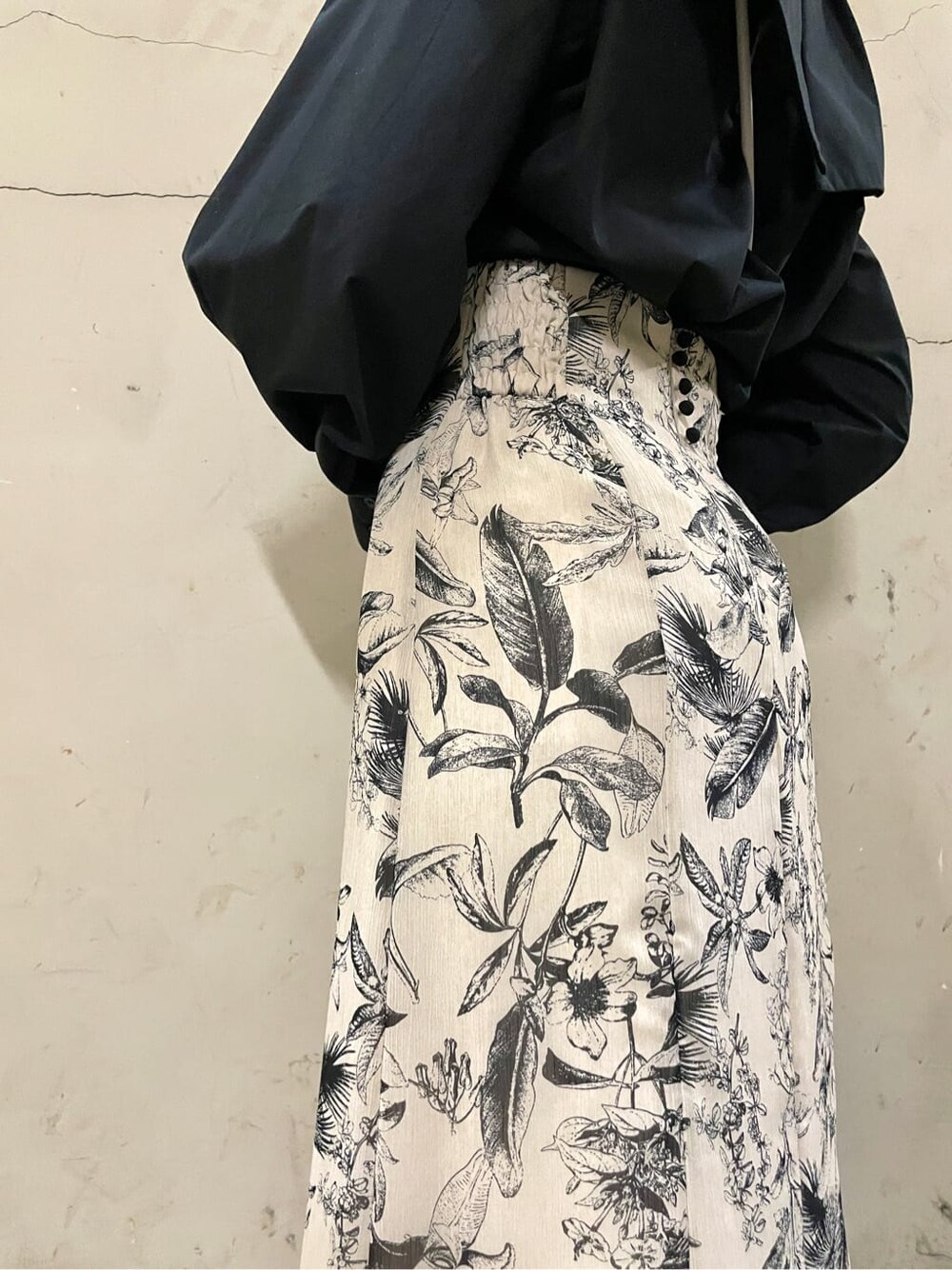 ブラック系のシャツ/ブラウス、ベージュ系のスカート、ベージュ系のスカートを着用したレディースの秋コーディネートの10枚目の写真