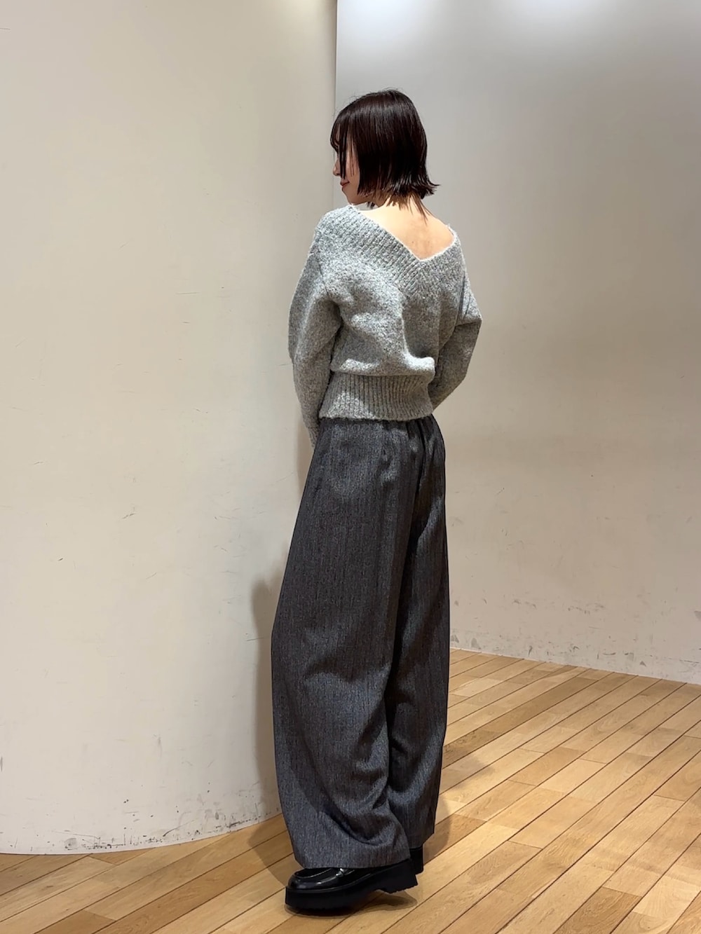 グレー系のその他パンツ、グレー系のニット/セーター、ホワイト系のショルダーバッグを着用したレディースの冬コーディネートの3枚目の写真