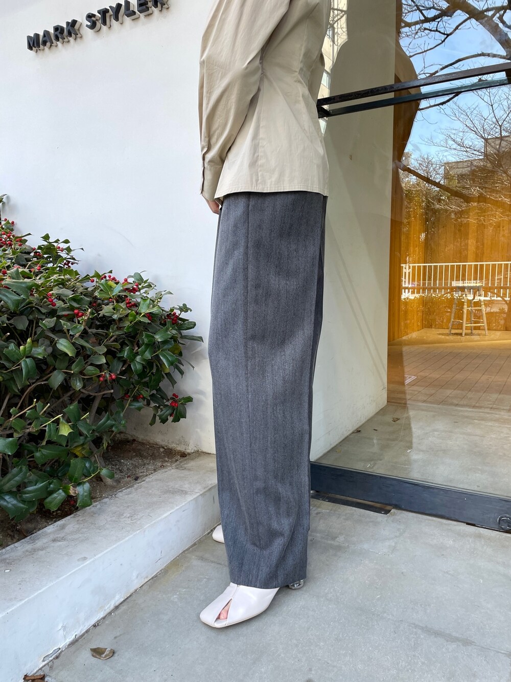 ベージュ系のシャツ/ブラウス、ホワイト系のパンプス、グレー系のその他パンツを着用したレディースの冬コーディネートの9枚目の写真