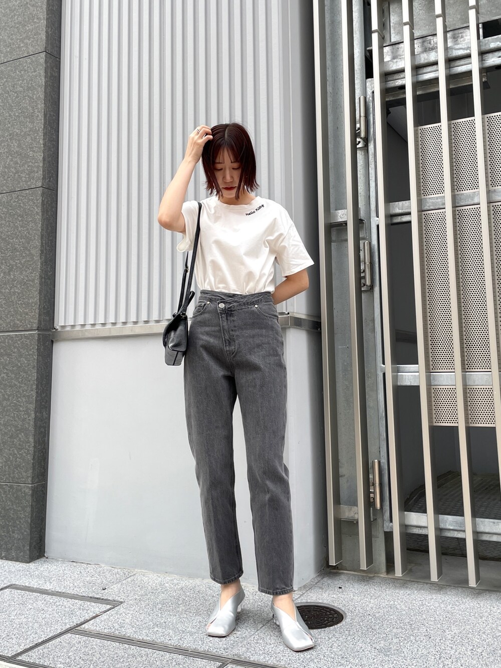 ホワイト系のTシャツ/カットソー、ベージュ系のテーラードジャケット、シルバー系のパンプスを着用したレディースの春コーディネートの4枚目の写真