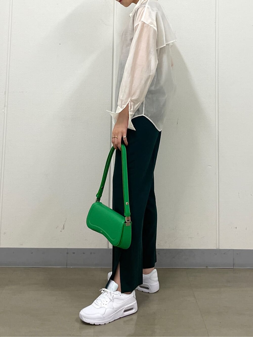 ホワイト系のシャツ/ブラウス、グリーン系のその他パンツ、ホワイト系のスニーカーを着用したレディースの夏コーディネートの7枚目の写真