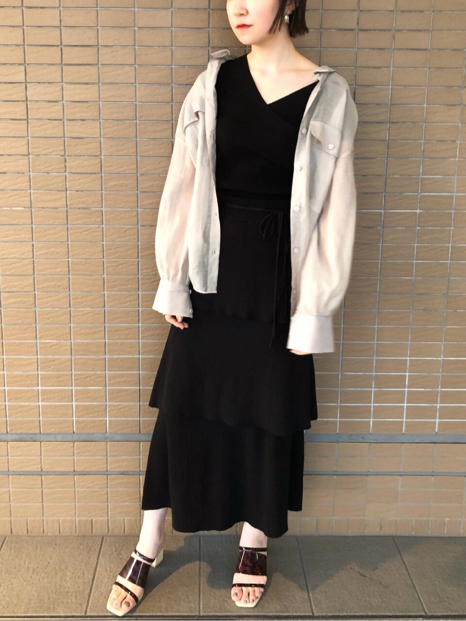 ブラック系のスカート、グレー系のシャツ/ブラウス、その他のその他シューズを着用したレディースの春コーディネートの4枚目の写真