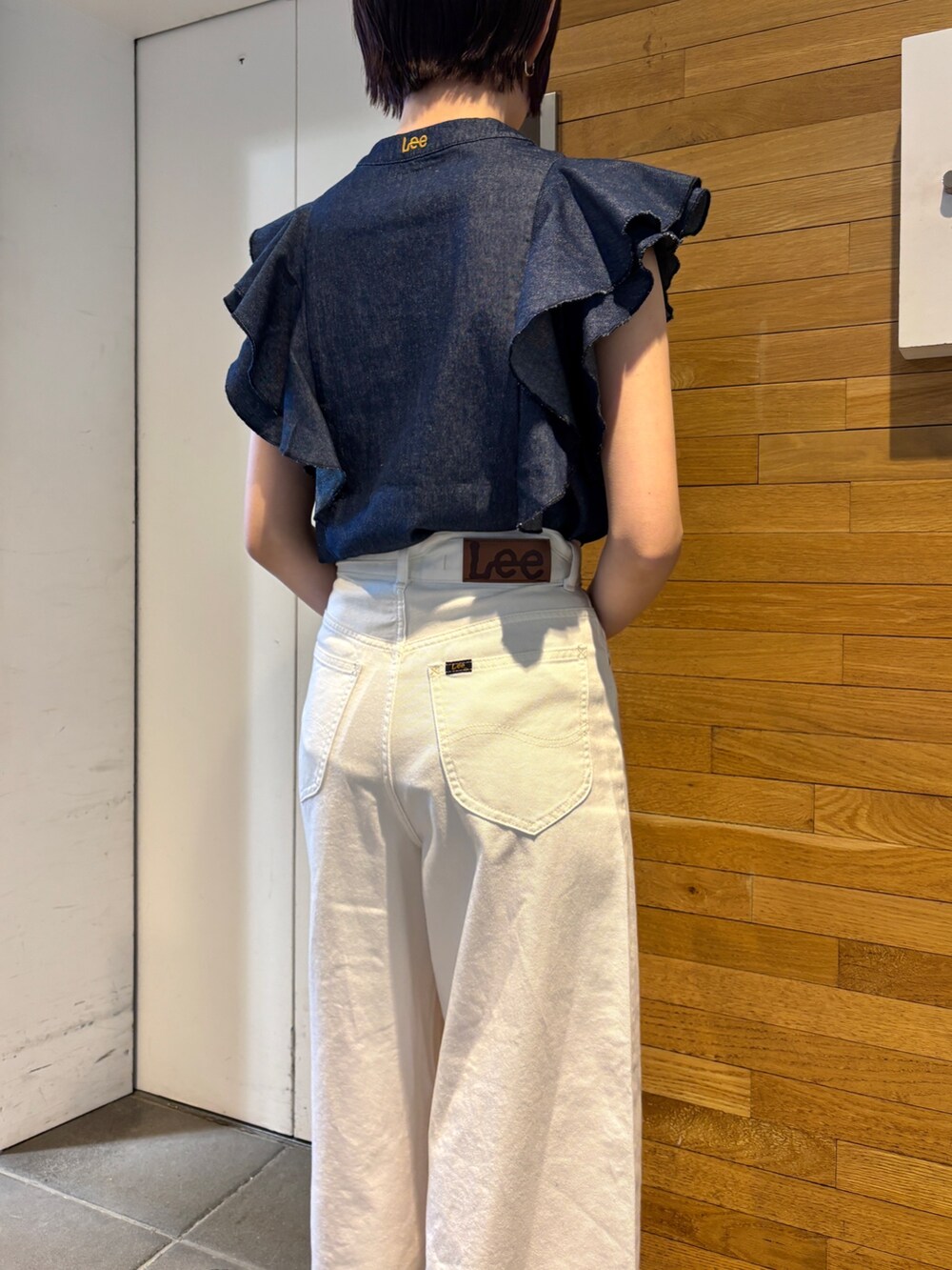 ホワイト系のデニムパンツ、ブルー系のシャツ/ブラウス、シルバー系のサンダルを着用したレディースの春コーディネートの7枚目の写真