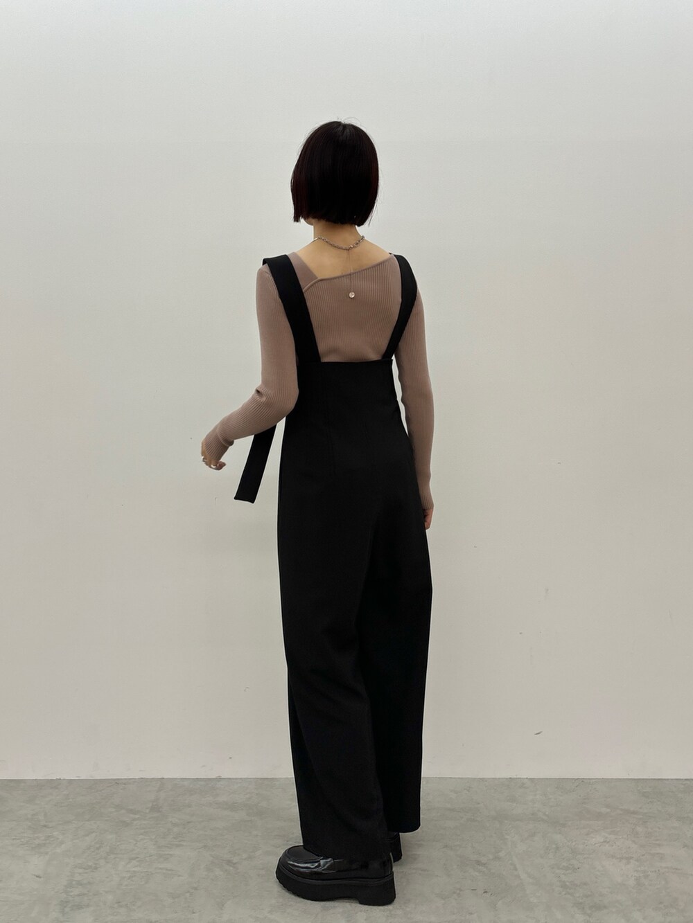 ブラック系のその他パンツ、ピンク系のニット/セーター、ブラック系のローファーを着用したレディースの秋コーディネートの4枚目の写真