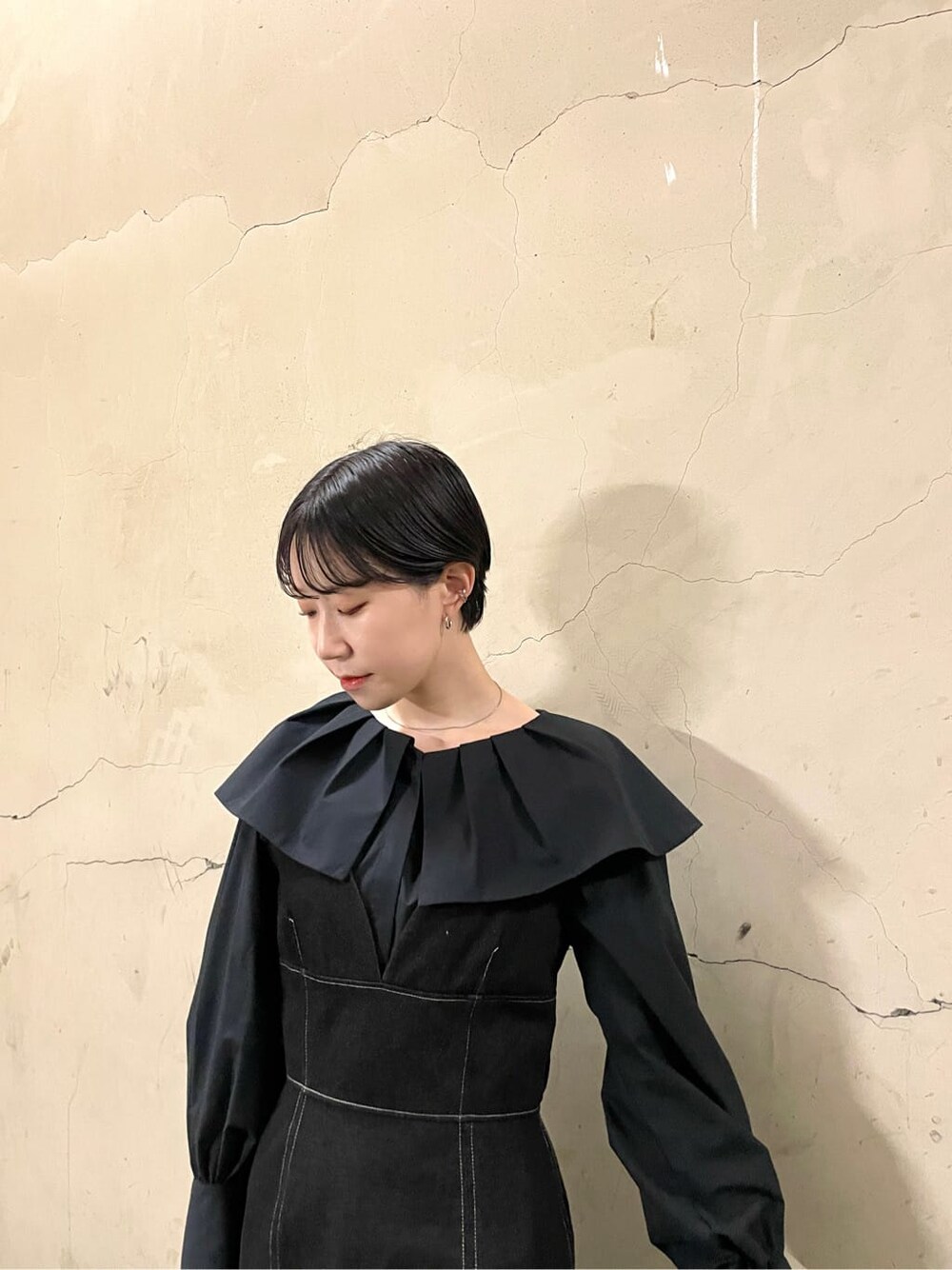 ブラック系のシャツ/ブラウス、ブラック系のブーツ、ブラック系のワンピースを着用したレディースの秋コーディネートの5枚目の写真