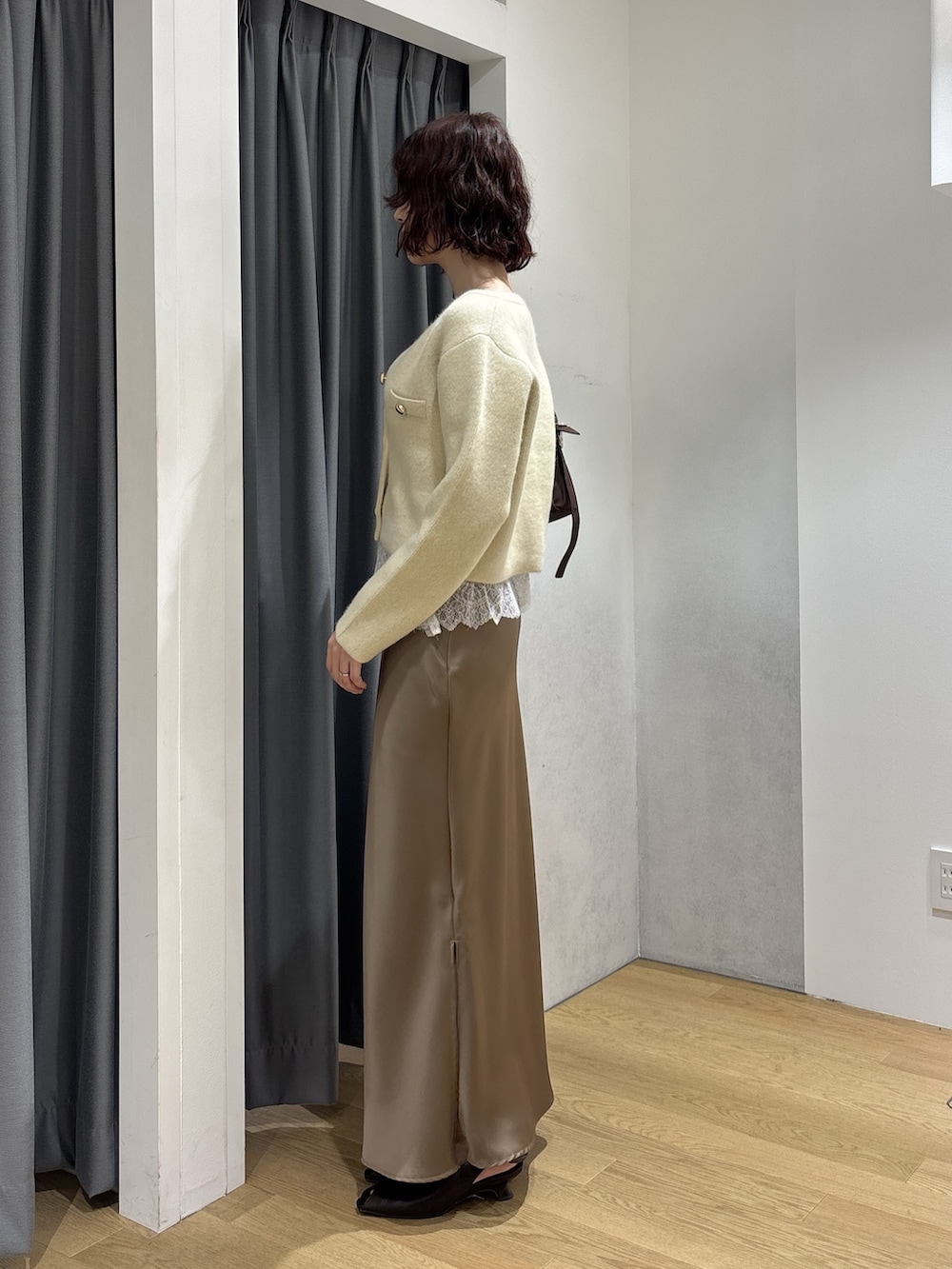 ベージュ系のスカート、イエロー系のキャミソール、イエロー系のノーカラージャケットを着用したレディースの秋コーディネートの4枚目の写真