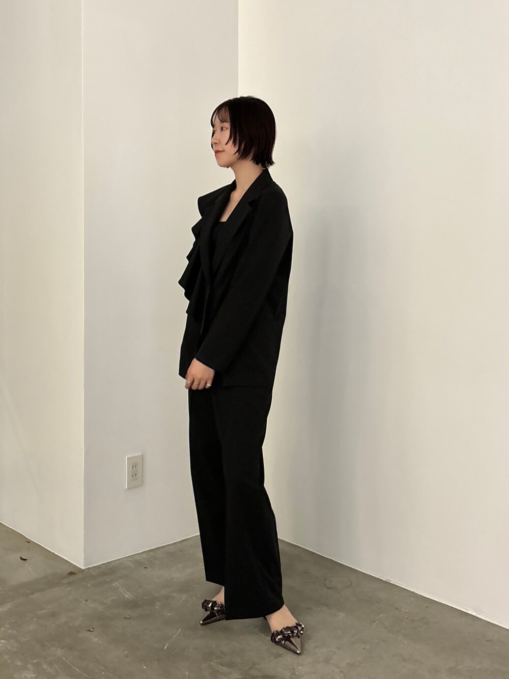 ブラック系のテーラードジャケット、その他のパンプス、ブラック系のスラックスを着用したレディースの冬コーディネートの4枚目の写真