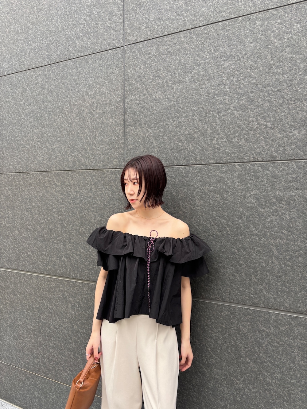ホワイト系のその他パンツ、イエロー系のハンドバッグ、ブラック系のシャツ/ブラウスを着用したレディースの冬コーディネートの5枚目の写真