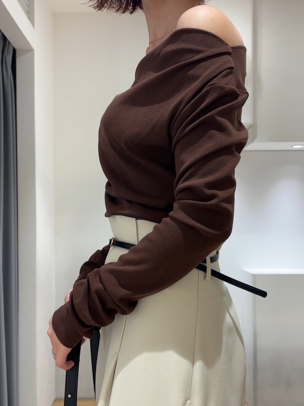 ホワイト系のその他パンツ、ブラウン系のニット/セーター、ブラウン系のハンドバッグを着用したレディースの秋コーディネートの6枚目の写真