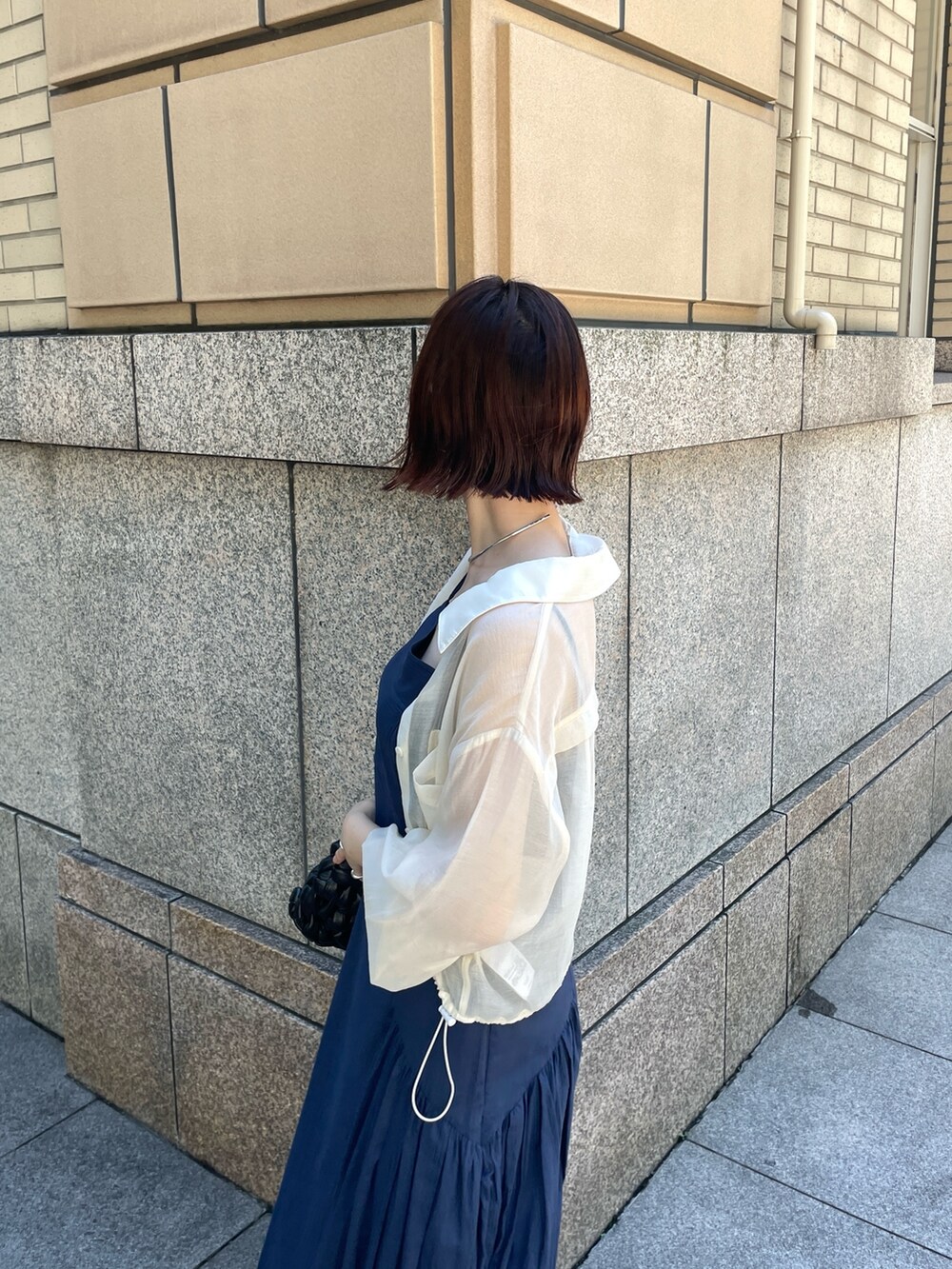 ブラウン系のサンダル、ブルー系のワンピース、ホワイト系のシャツ/ブラウスを着用したレディースの夏コーディネートの7枚目の写真
