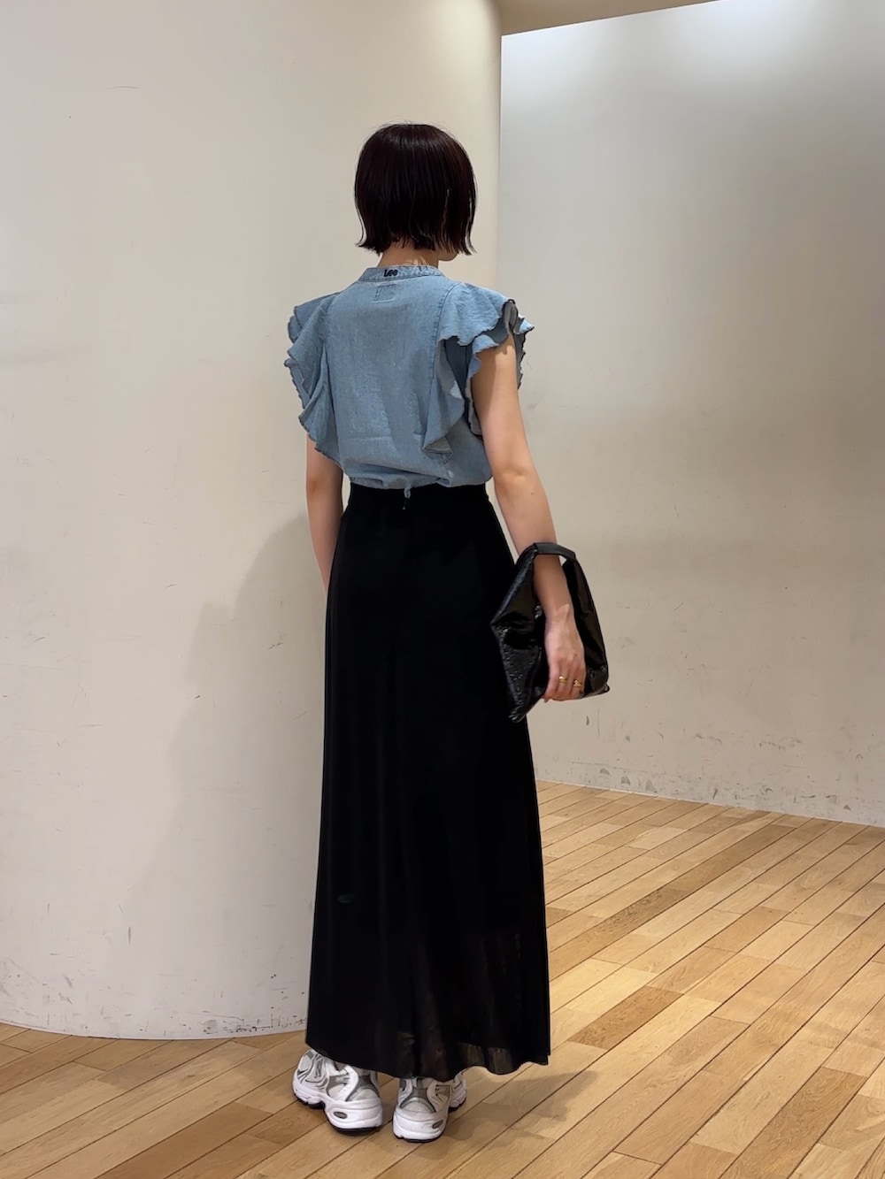 ブルー系のシャツ/ブラウス、ブラック系のスカート、ブラック系のキャップを着用したレディースの夏コーディネートの3枚目の写真