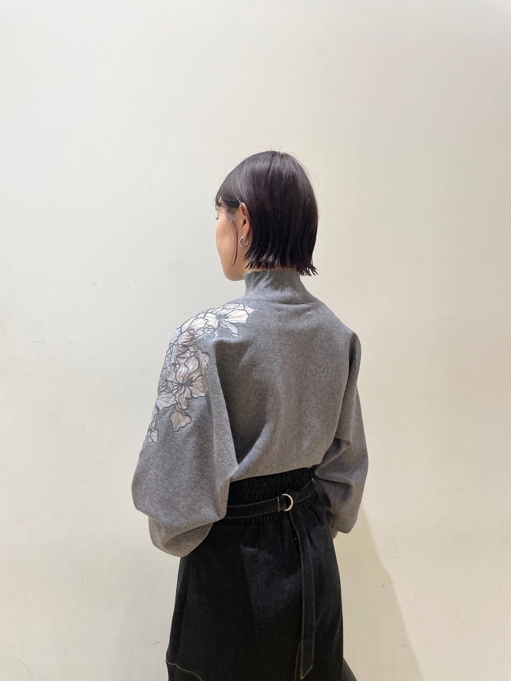 ベージュ系のブーツ、ブラック系のデニムスカート、ブラック系のハンドバッグを着用したレディースの夏コーディネートの8枚目の写真