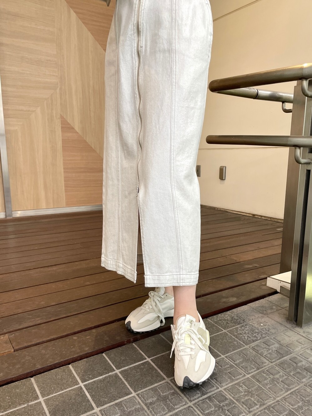 ホワイト系のショルダーバッグ、ホワイト系のワンピース、ブラック系のデニムジャケットを着用したレディースの春コーディネートの8枚目の写真