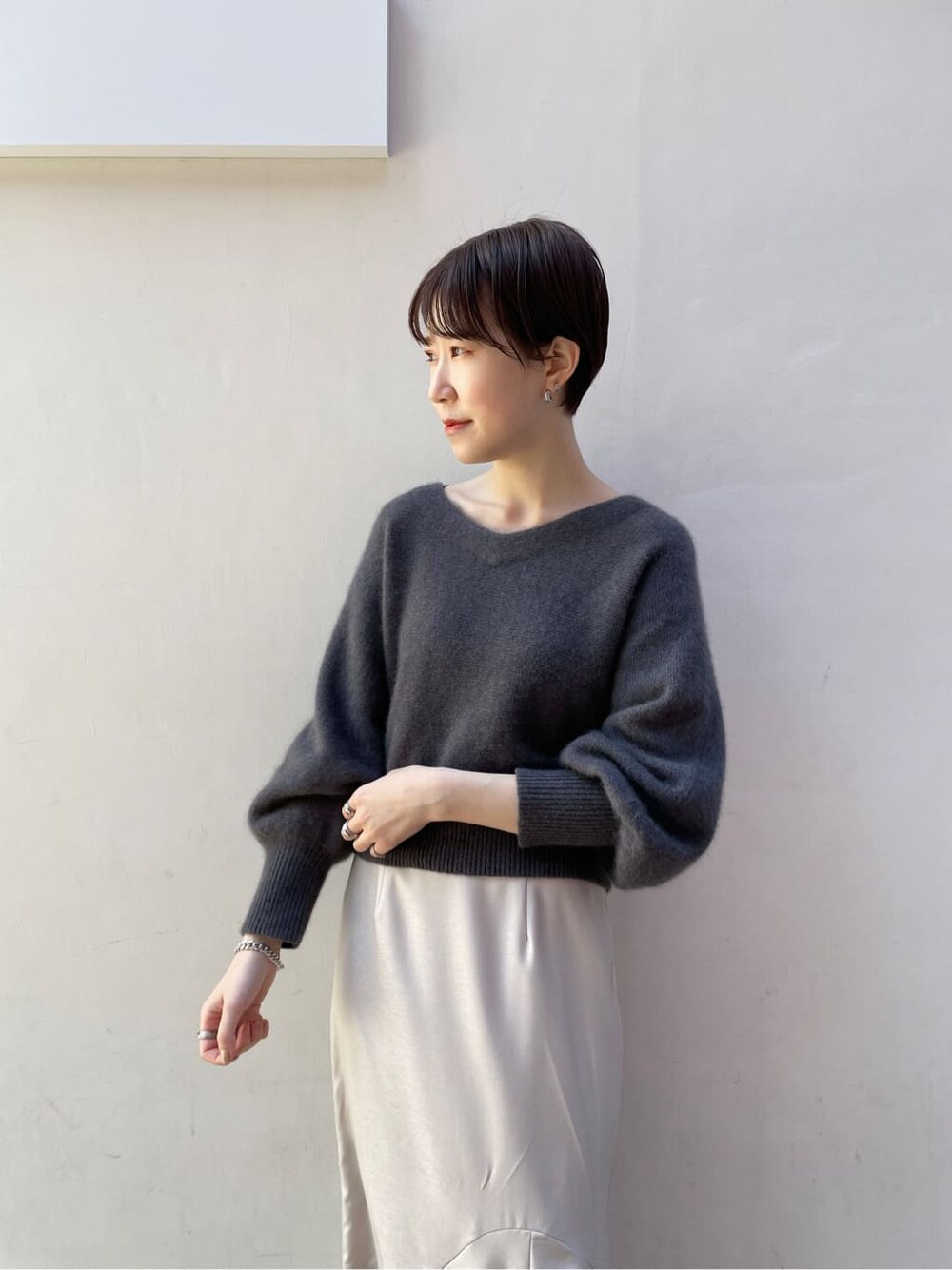 ホワイト系のその他シューズ、グレー系のスカート、ブラック系のその他アウターを着用したレディースの冬コーディネートの4枚目の写真