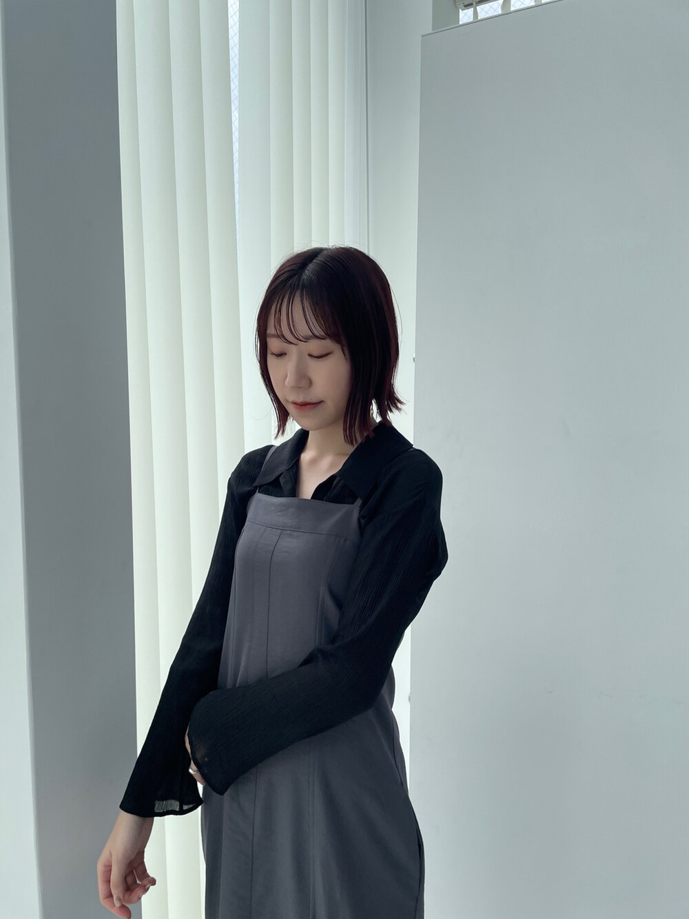 グレー系のワンピースを着用したレディースの夏コーディネートの5枚目の写真