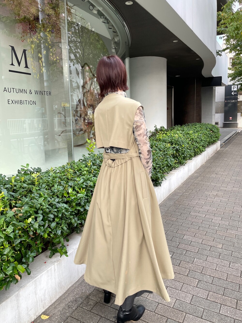 ブラック系のブーツ、グレー系のその他パンツ、グリーン系のトレンチコートを着用したレディースの冬コーディネートの5枚目の写真