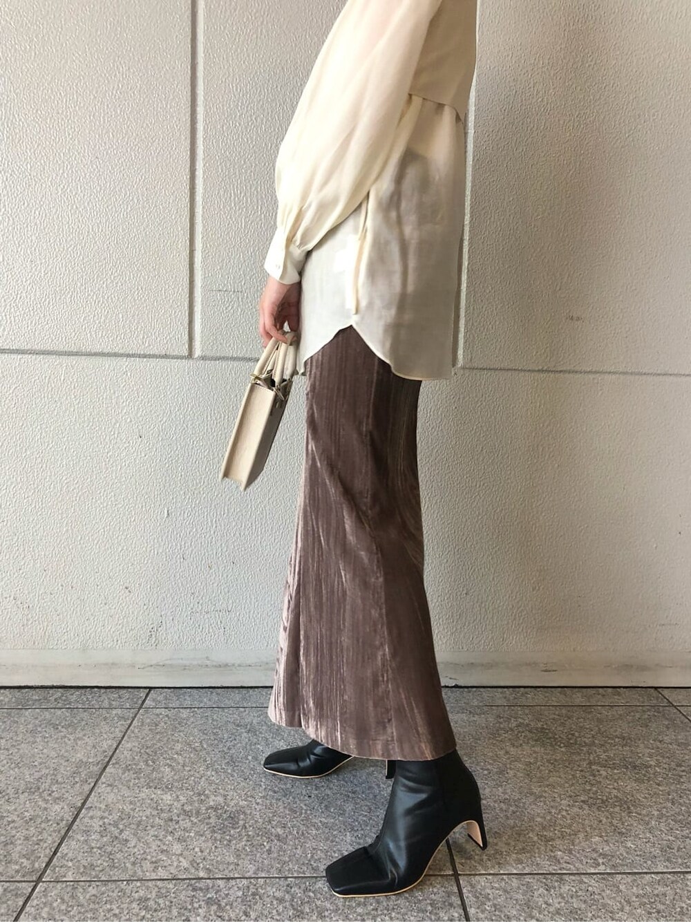 ベージュ系のスカート、ホワイト系のシャツ/ブラウス、ブラック系のその他シューズを着用したレディースの秋コーディネートの6枚目の写真