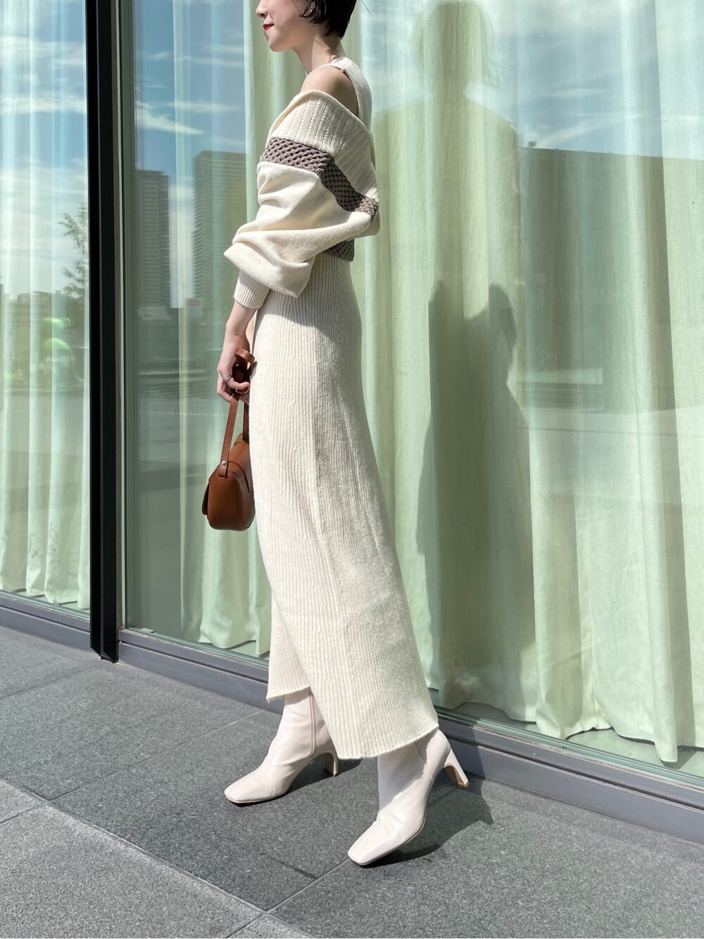 ホワイト系のその他シューズ、ブラウン系のその他アウター、ホワイト系のワンピースを着用したレディースの秋コーディネートの2枚目の写真