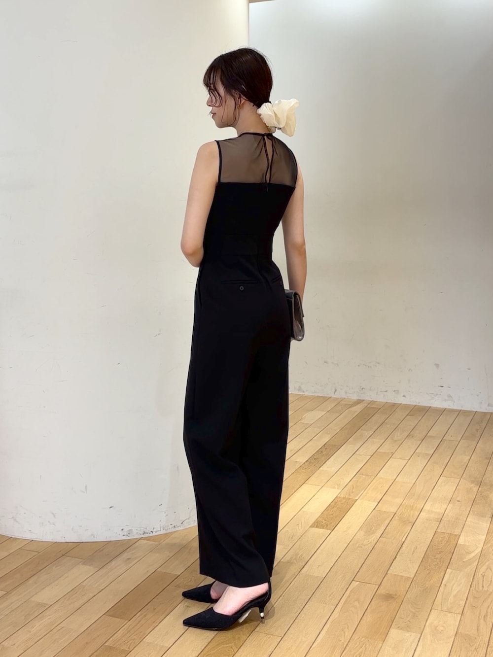 その他のパンツドレス、シルバー系のクラッチバッグ、ブラック系のパンプスを着用したレディースの夏コーディネートの6枚目の写真
