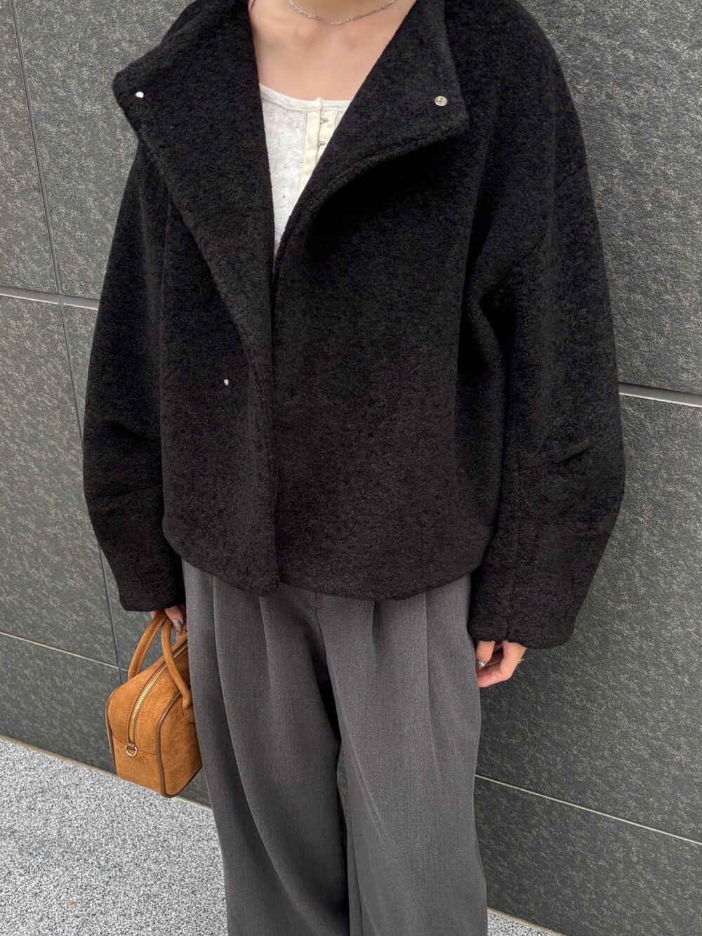 グレー系のその他パンツ、ホワイト系のスニーカー、ブラック系のブルゾンを着用したレディースの秋コーディネートの6枚目の写真
