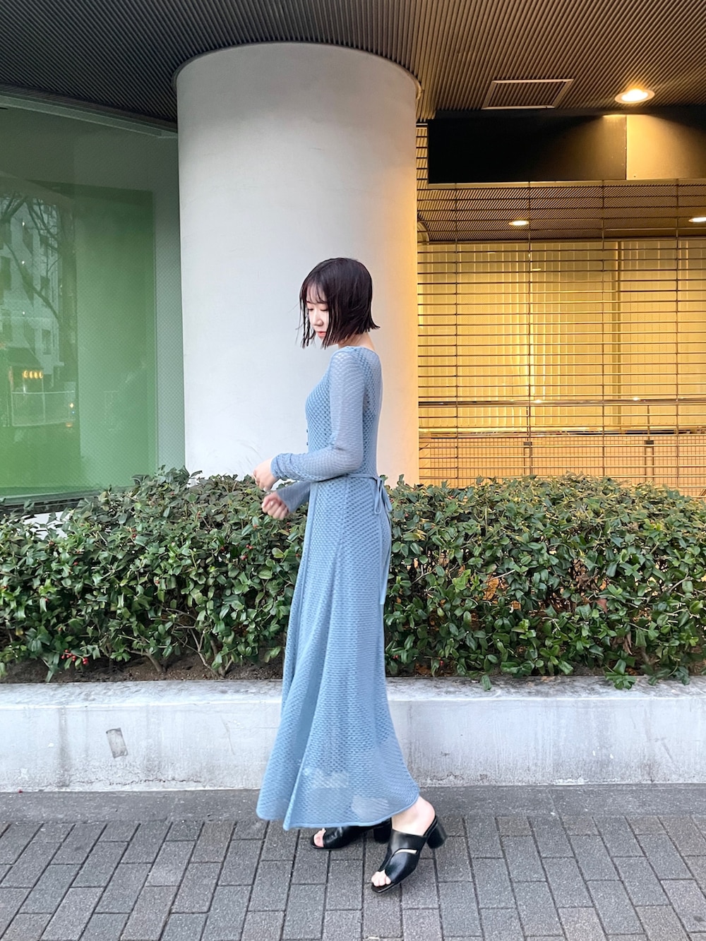 ブルー系のワンピースを着用したレディースの冬コーディネートの2枚目の写真