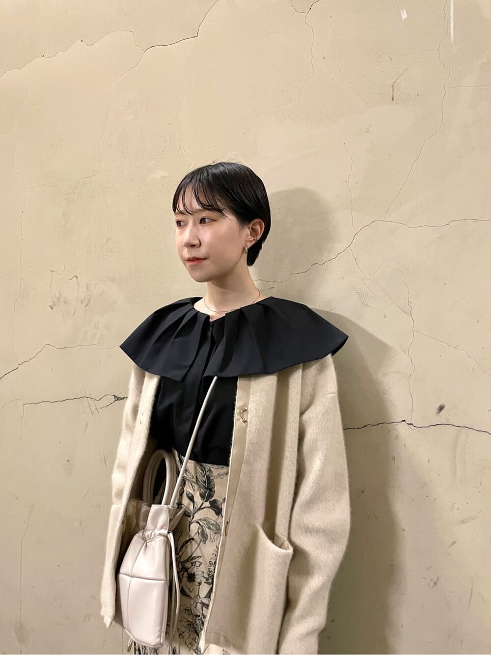 ブラック系のシャツ/ブラウス、ベージュ系のスカート、ベージュ系のスカートを着用したレディースの秋コーディネートの6枚目の写真