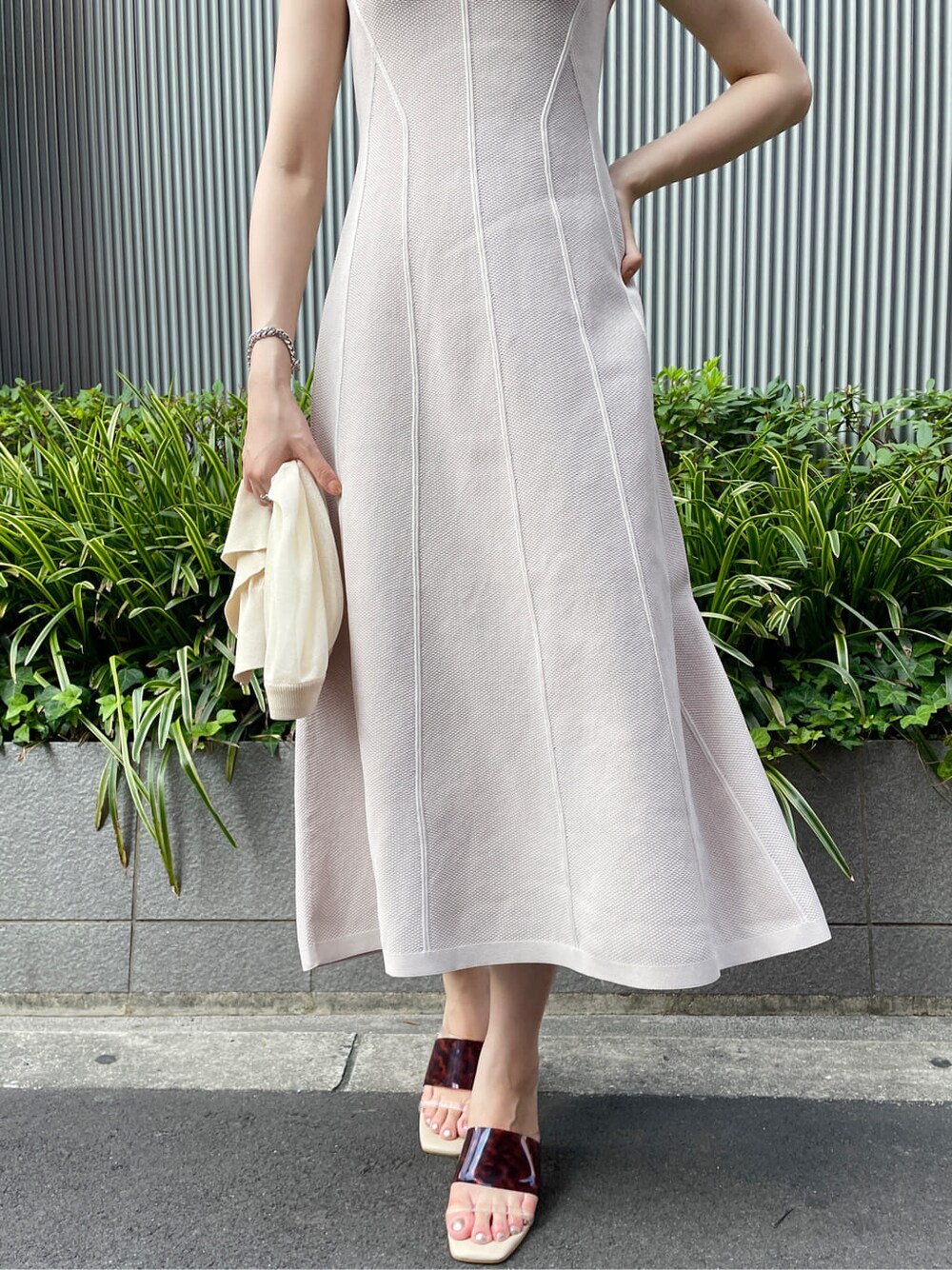 ブラウン系のサンダル、ベージュ系のワンピース、ホワイト系のカーディガン/ボレロを着用したレディースの夏コーディネートの9枚目の写真