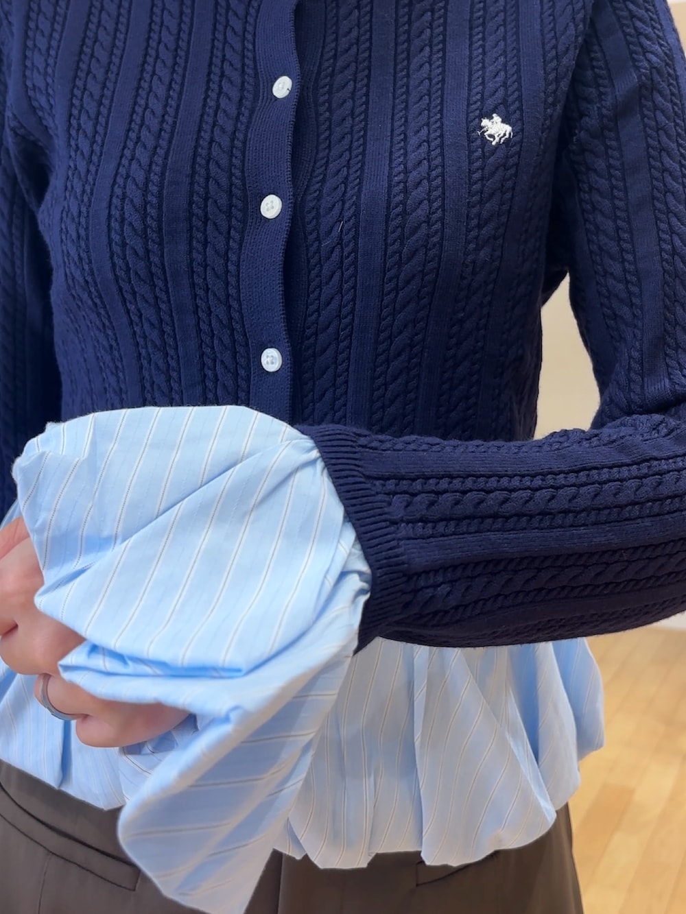 ブラウン系のその他パンツ、ブルー系のカーディガン/ボレロ、ブラック系のブーツを着用したレディースの夏コーディネートの7枚目の写真