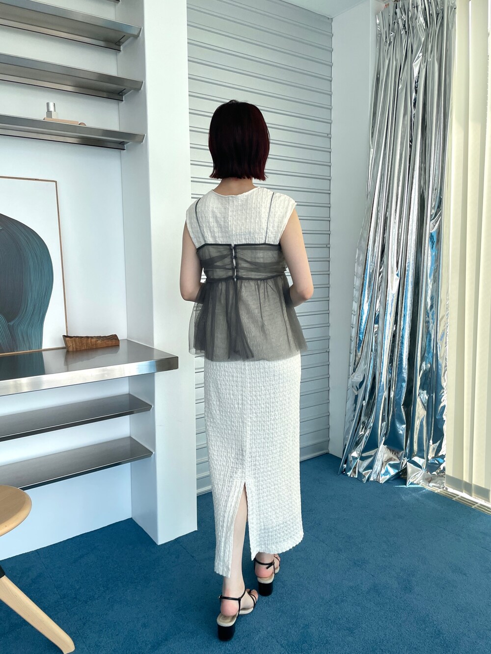 ブラック系のサンダル、ホワイト系のワンピースを着用したレディースの夏コーディネートの4枚目の写真