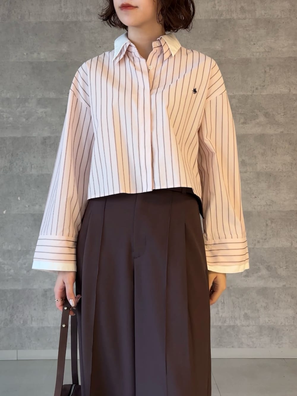 ブラウン系のその他パンツ、ピンク系のシャツ/ブラウス、ブラウン系のハンドバッグを着用したレディースの秋コーディネートの5枚目の写真