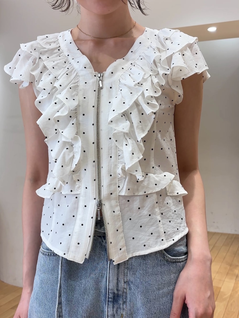 その他のシャツ/ブラウス、ブルー系のデニムパンツ、イエロー系のハンドバッグを着用したレディースの夏コーディネートの5枚目の写真