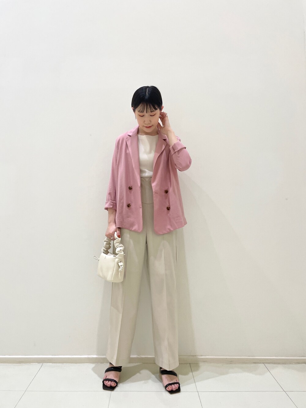 ピンク系のテーラードジャケット、ホワイト系のその他パンツ、ホワイト系のニット/セーターを着用したレディースの春コーディネートの3枚目の写真