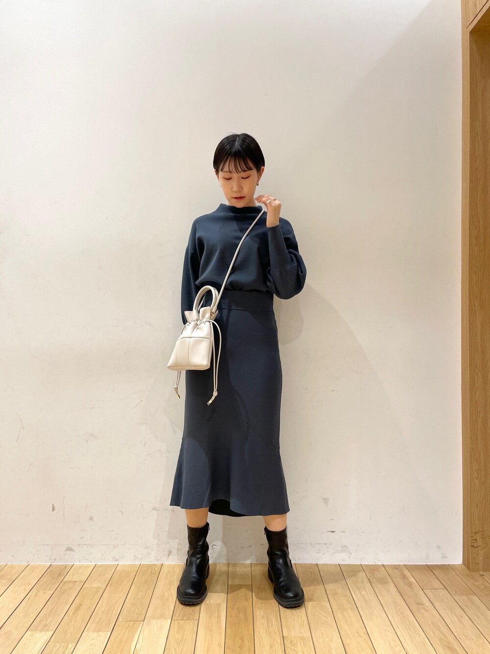 グレー系のカーディガン/ボレロ、グリーン系のニット/セーター、グリーン系のスカートを着用したレディースの冬コーディネートの9枚目の写真