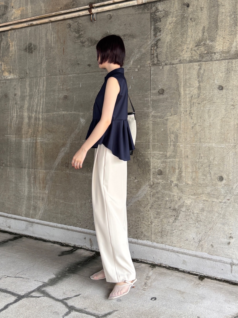 ホワイト系のその他パンツ、ブルー系のシャツ/ブラウス、ホワイト系のサンダルを着用したレディースの夏コーディネートの3枚目の写真