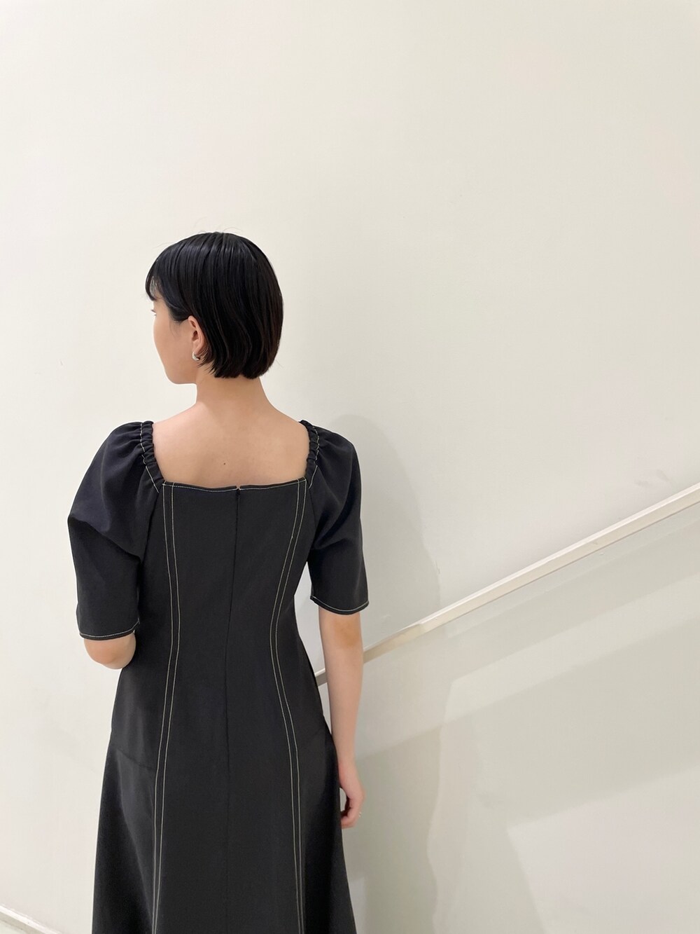 ブラック系のワンピース、その他のサンダルを着用したレディースの春コーディネートの6枚目の写真