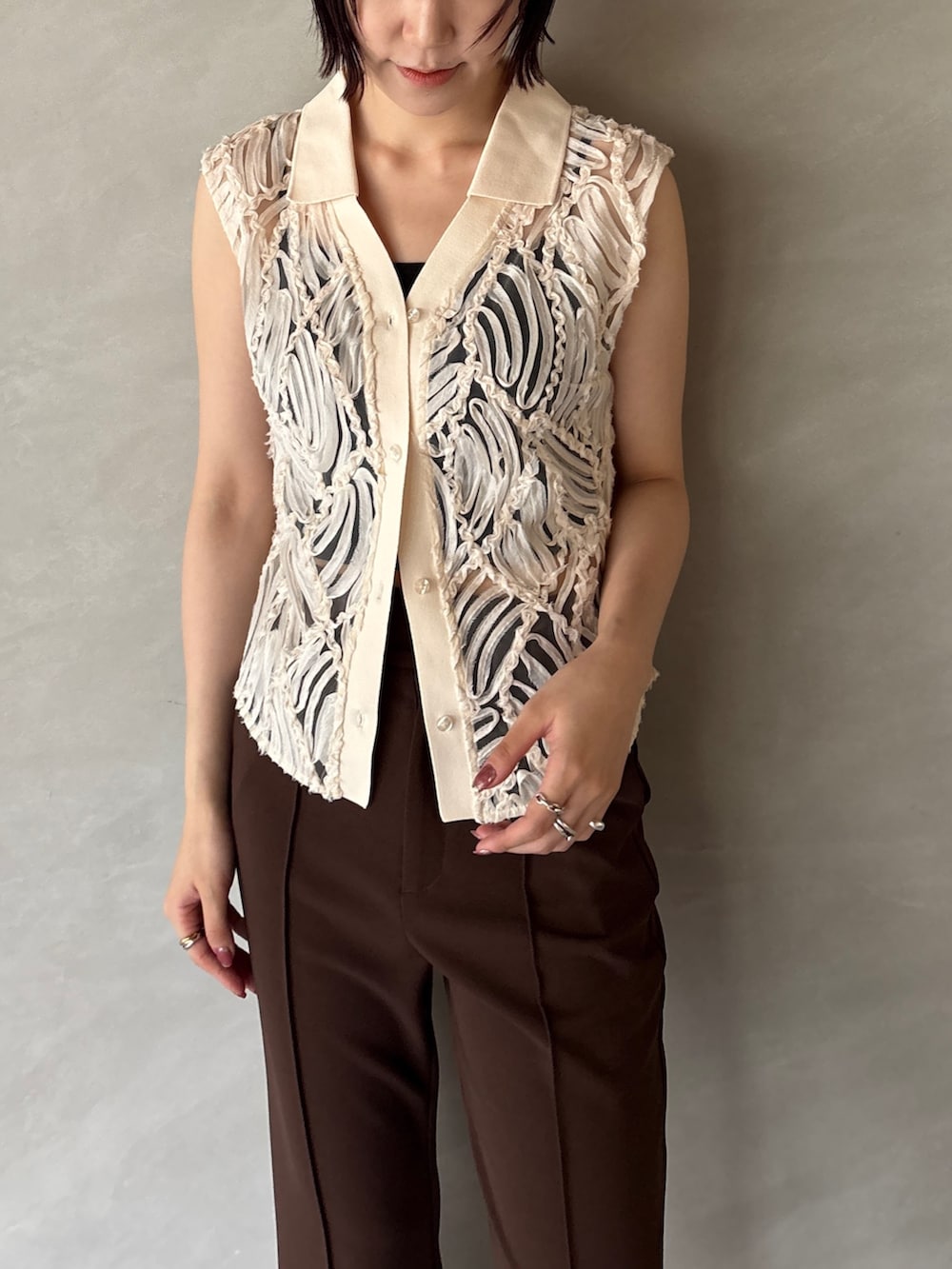 ブラウン系のその他パンツ、ホワイト系のシャツ/ブラウス、ブラック系のサンダルを着用したレディースの夏コーディネートの6枚目の写真