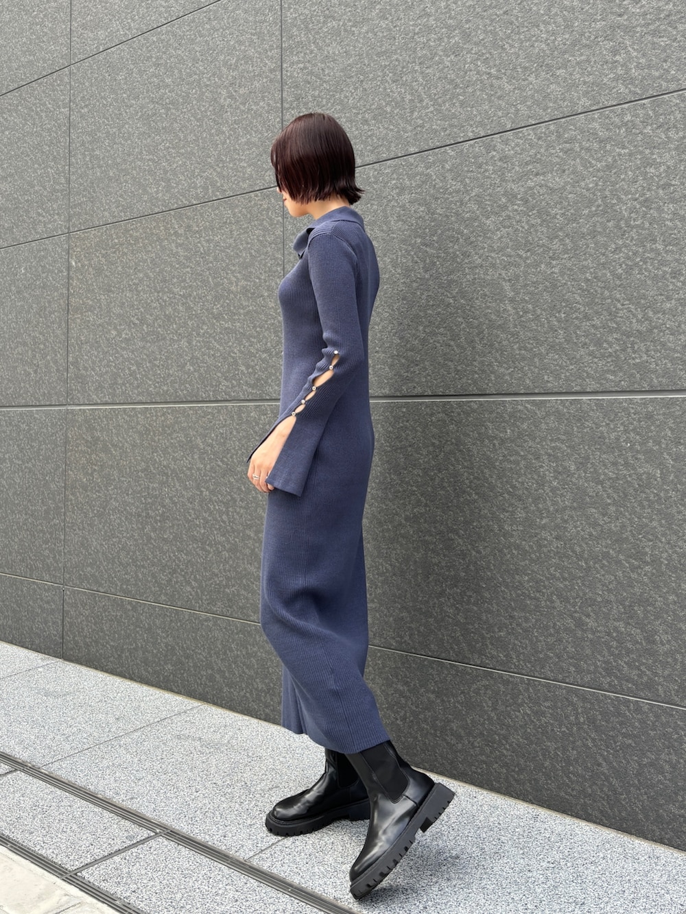 ブルー系のワンピース、グレー系のブルゾンを着用したレディースの秋コーディネートの2枚目の写真