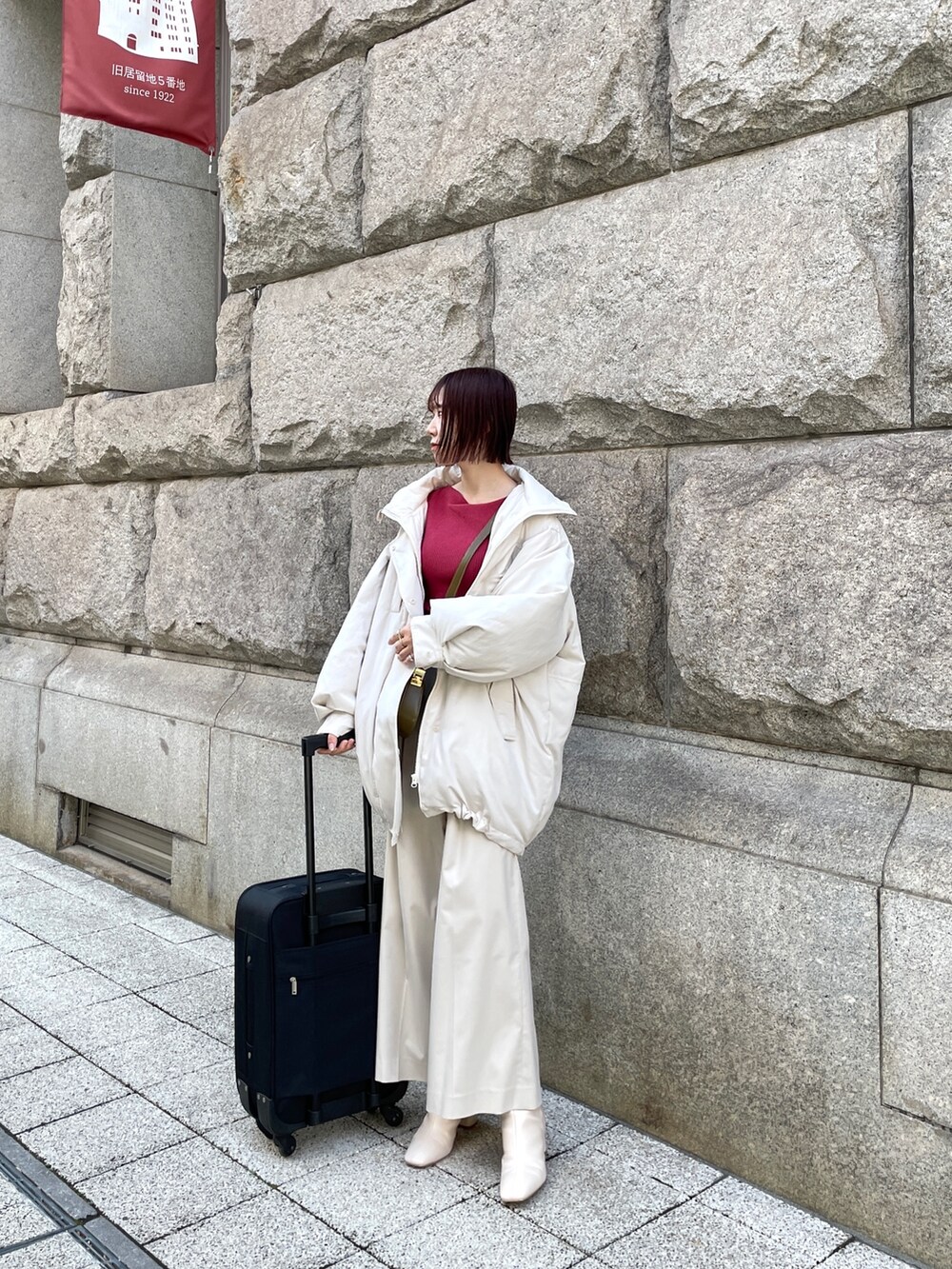 ホワイト系のブーツ、ブラウン系のショルダーバッグ、ホワイト系のその他パンツを着用したレディースの冬コーディネートの3枚目の写真