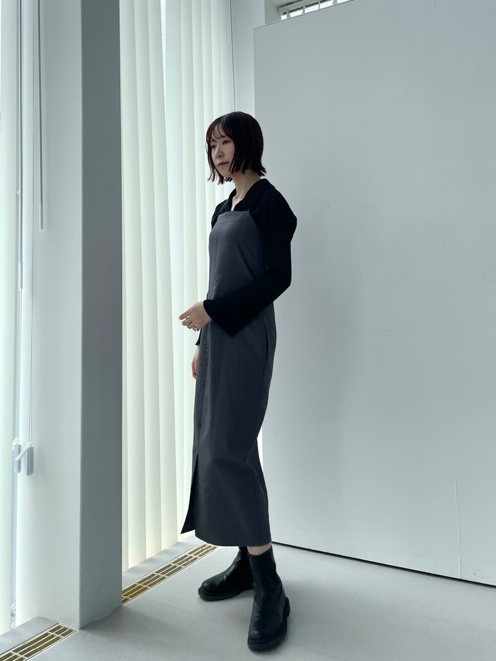 グレー系のワンピースを着用したレディースの夏コーディネートの2枚目の写真