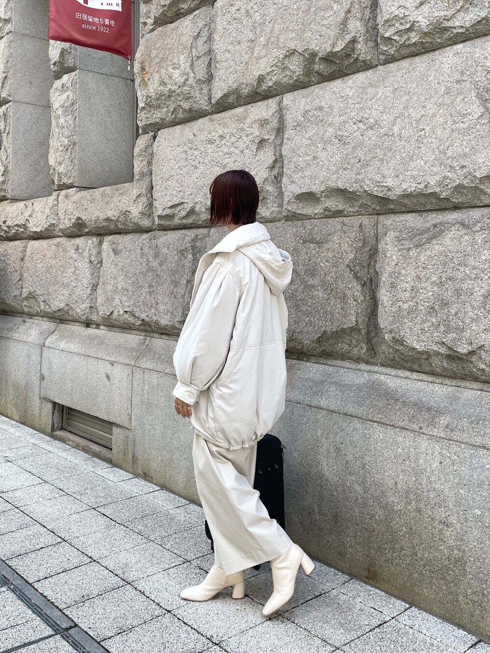 ホワイト系のブーツ、ブラウン系のショルダーバッグ、ホワイト系のその他パンツを着用したレディースの冬コーディネートの4枚目の写真