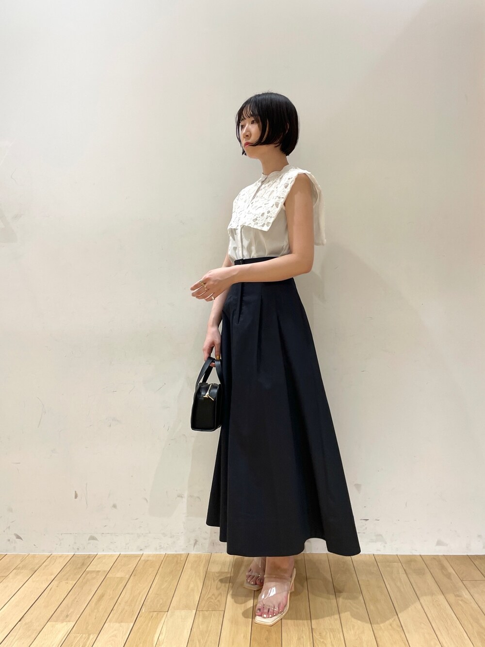 ホワイト系のシャツ/ブラウス、ブラック系のショルダーバッグ、その他のサンダルを着用したレディースの夏コーディネートの3枚目の写真