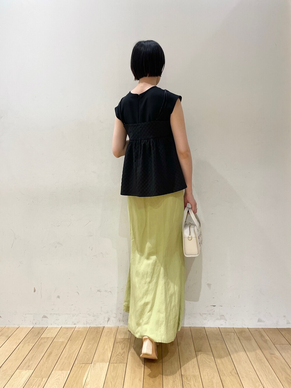 ブラック系のTシャツ/カットソー、その他のサンダル、ホワイト系のショルダーバッグを着用したレディースの夏コーディネートの5枚目の写真