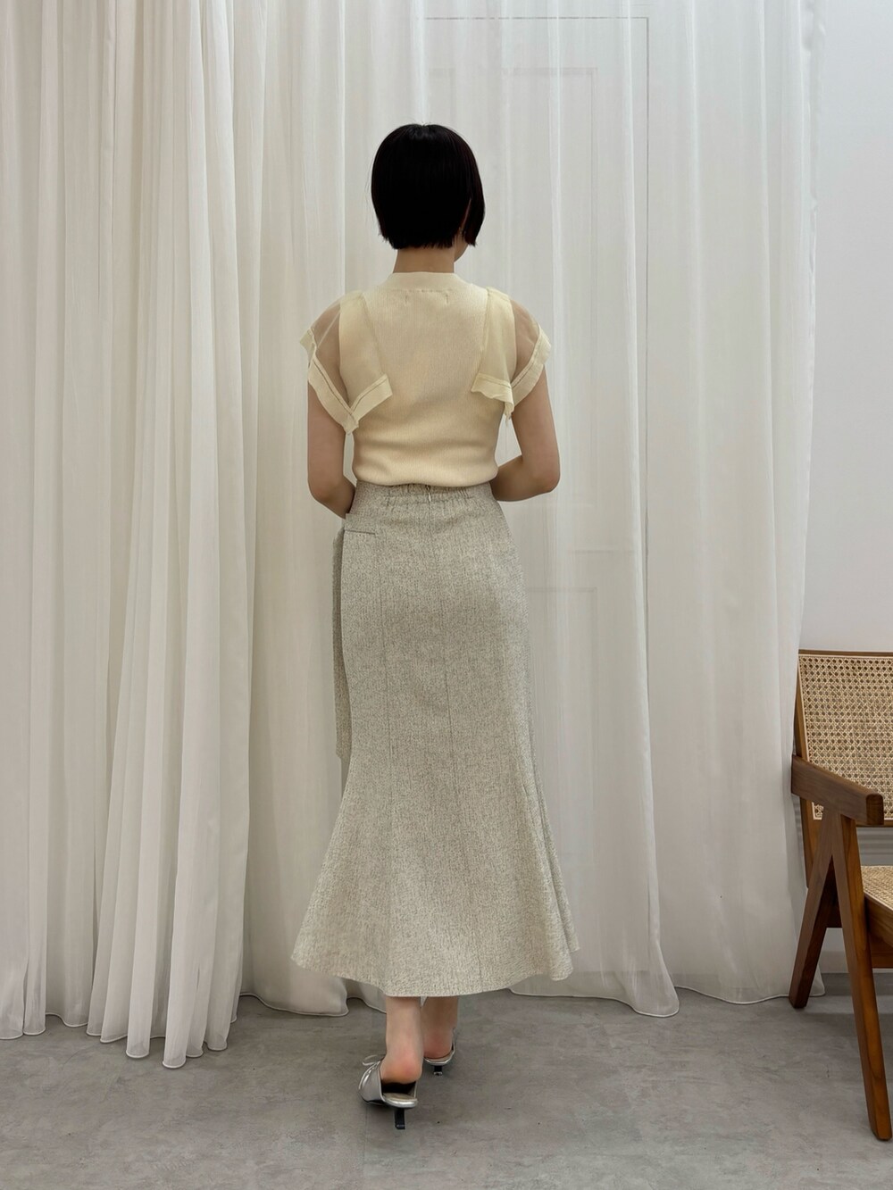 シルバー系のサンダル、ホワイト系のスカート、ホワイト系のニット/セーターを着用したレディースの春コーディネートの4枚目の写真